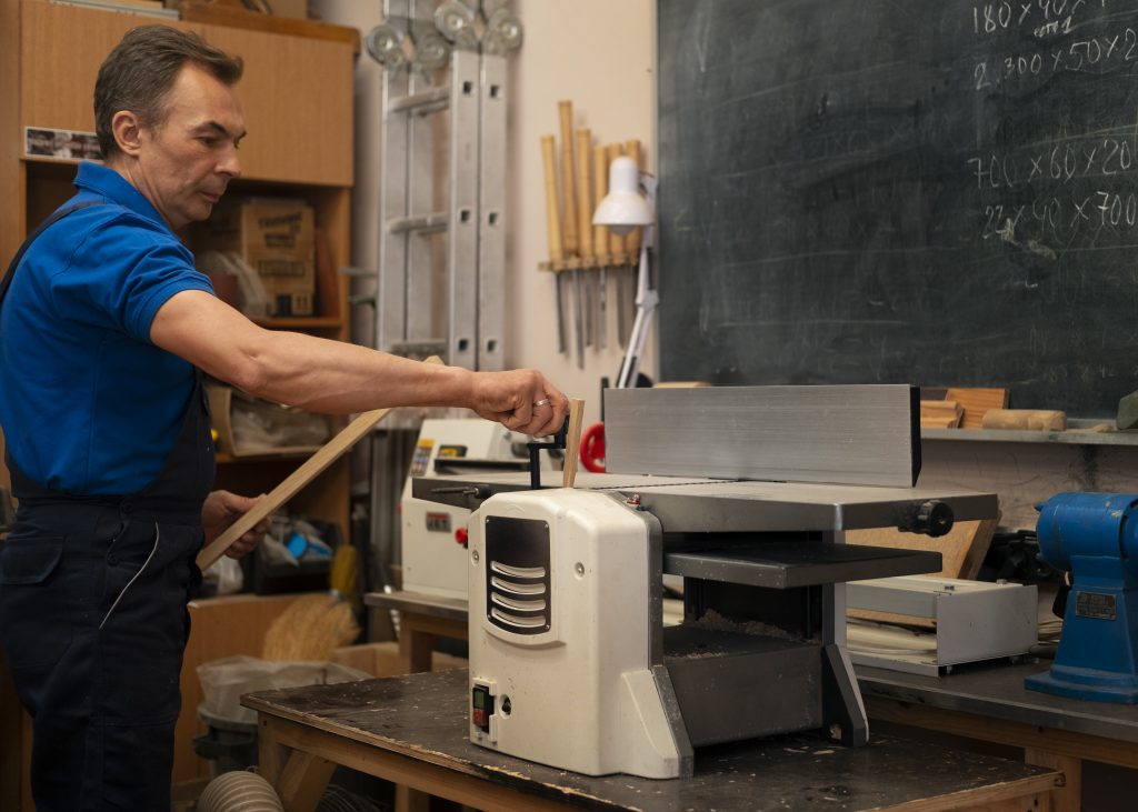 Handwerker arbeitet mit gebrauchtem Inventar zur Überbrückung von Engpässen